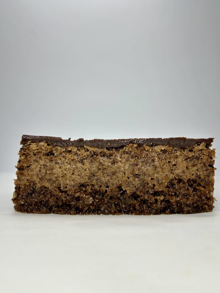 Graikinių riešutų pyragas su šokoladiniu glaistu<b> 4.50€/vnt.</b>